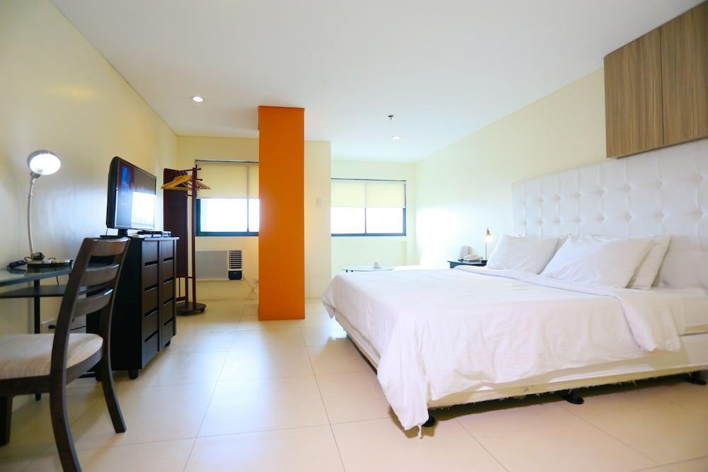 The Victor Hotel Makati City Exterior photo