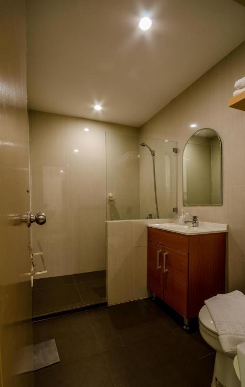 The Victor Hotel Makati City Exterior photo