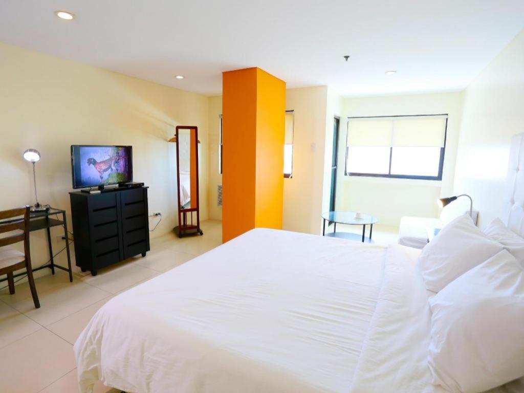 The Victor Hotel Makati City Exterior photo