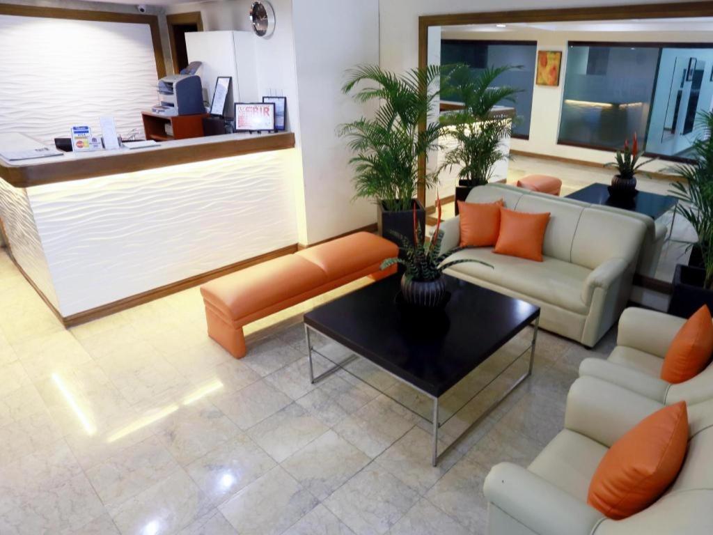 The Victor Hotel Makati City Exterior photo