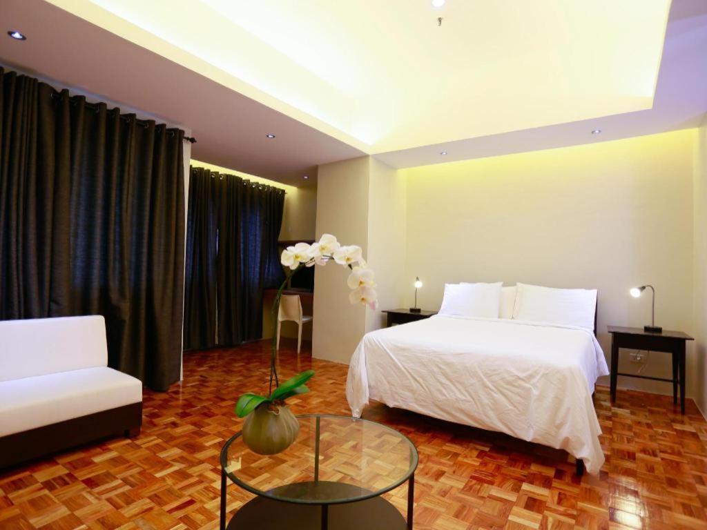 The Victor Hotel Makati City Exterior photo