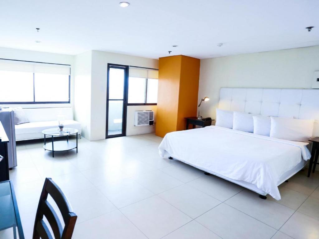 The Victor Hotel Makati City Exterior photo