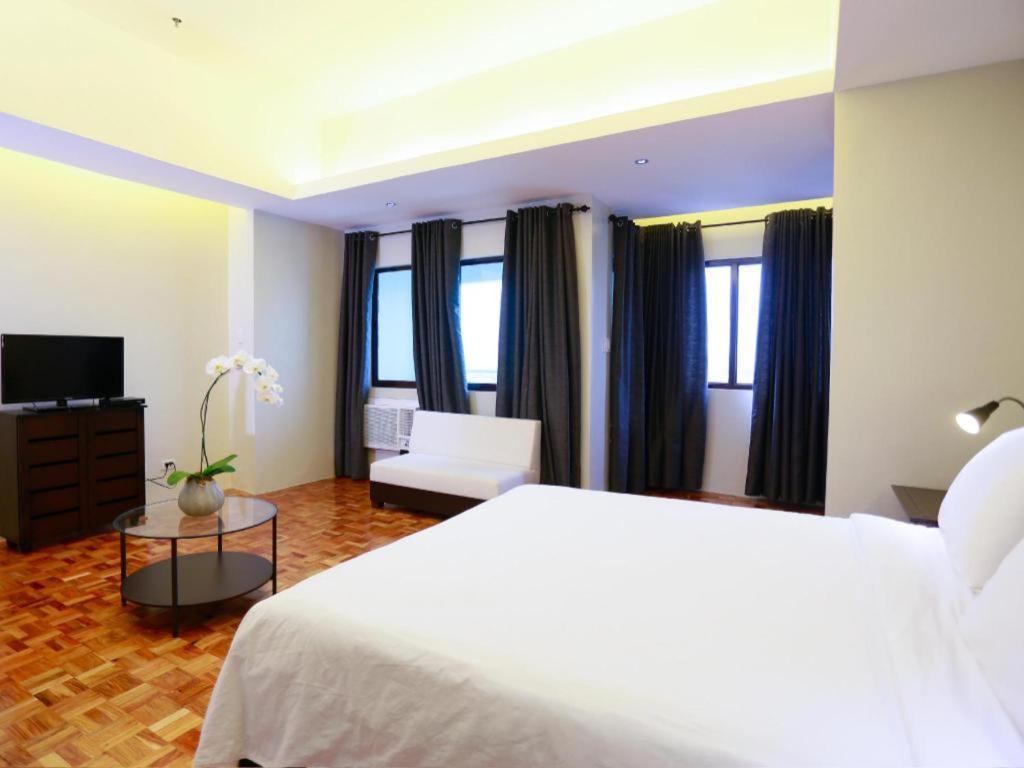 The Victor Hotel Makati City Exterior photo