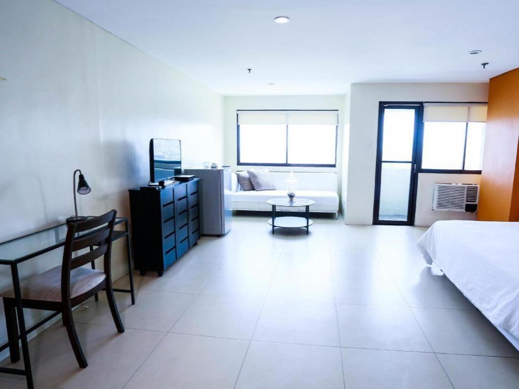 The Victor Hotel Makati City Exterior photo